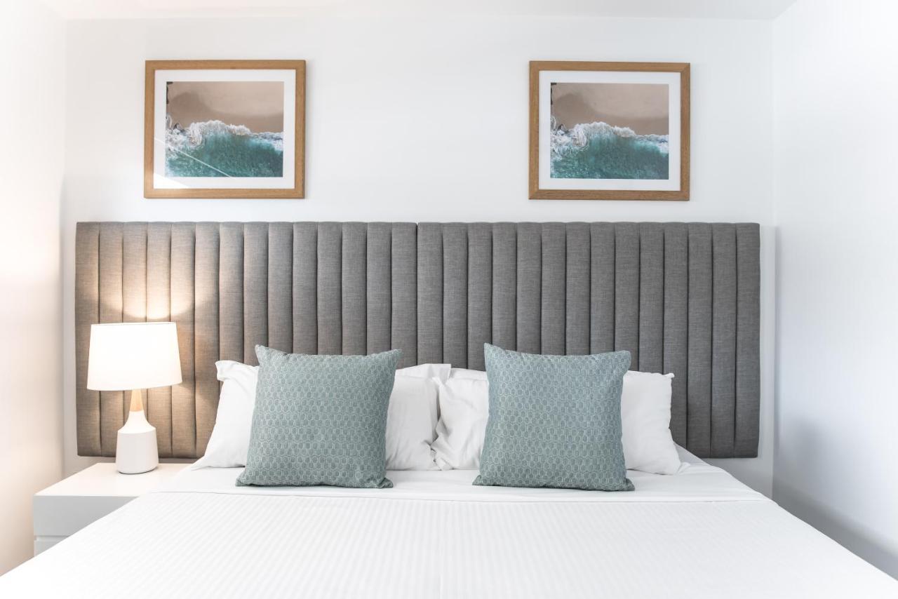 Rumba Beach Resort Caloundra Zewnętrze zdjęcie A bedroom at the Hilton Garden Inn
