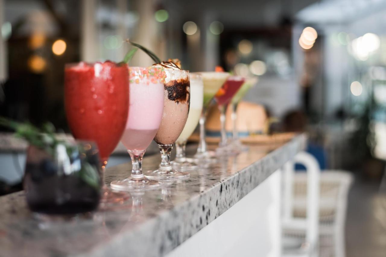 Rumba Beach Resort Caloundra Zewnętrze zdjęcie Cocktails at a bar