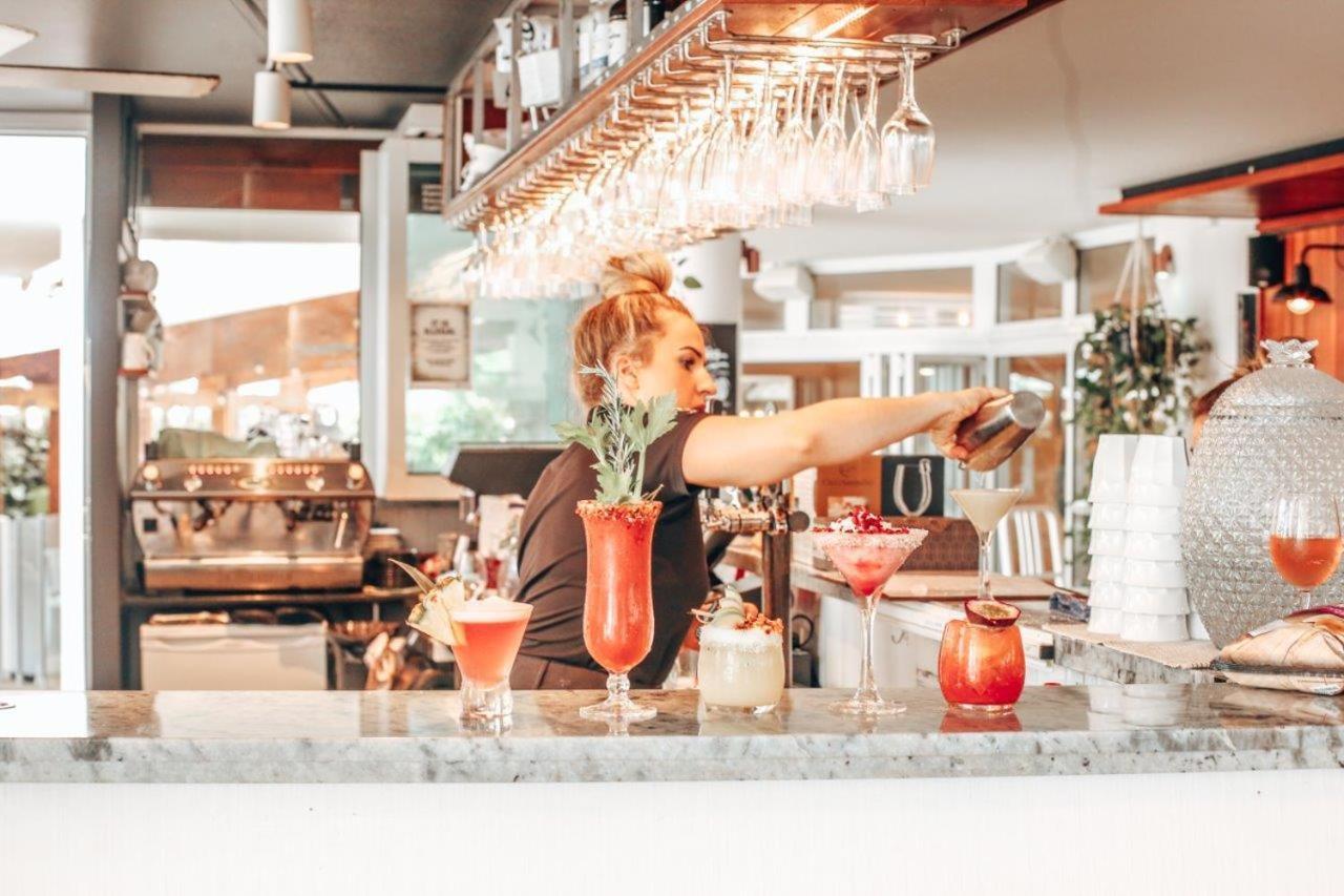 Rumba Beach Resort Caloundra Zewnętrze zdjęcie A bartender at work
