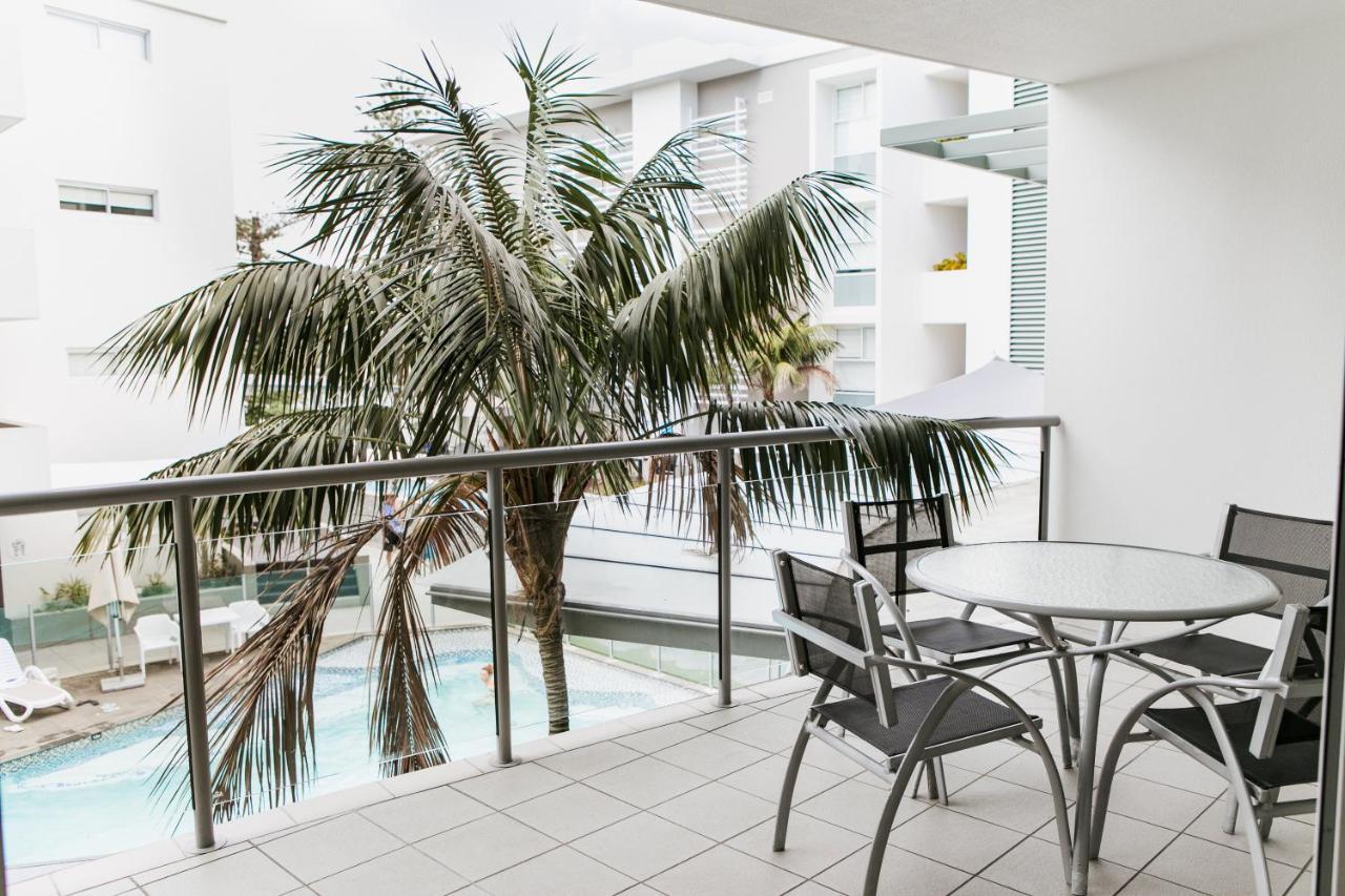 Rumba Beach Resort Caloundra Zewnętrze zdjęcie A balcony at the hotel