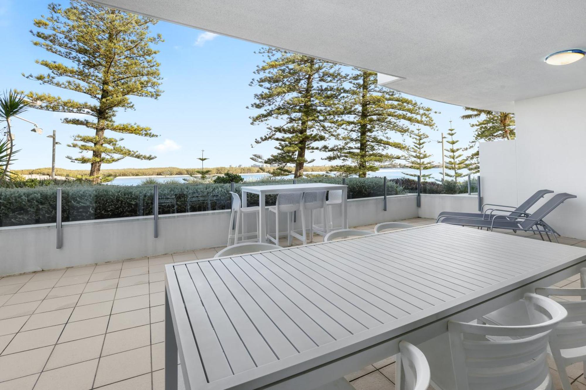 Rumba Beach Resort Caloundra Zewnętrze zdjęcie A balcony at a resort
