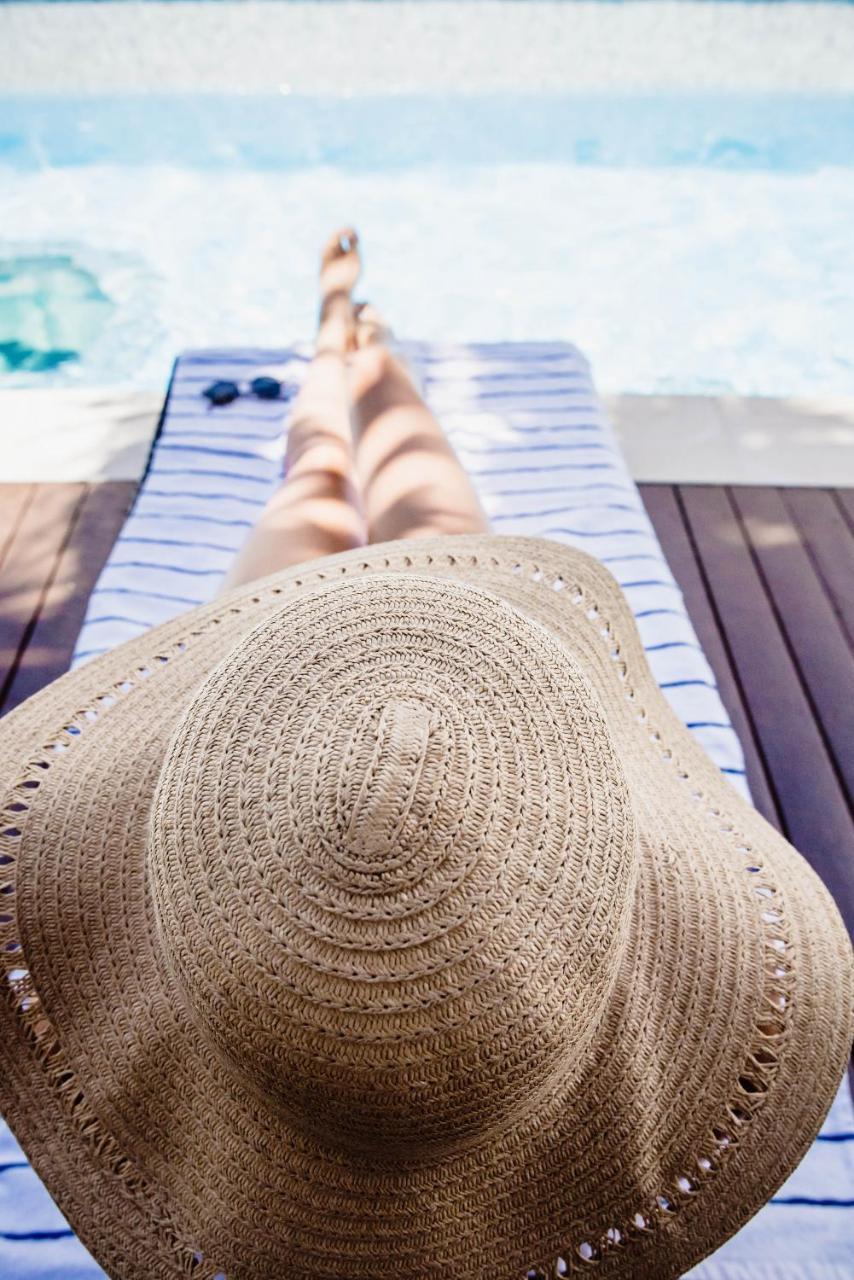 Rumba Beach Resort Caloundra Zewnętrze zdjęcie Sunbathing