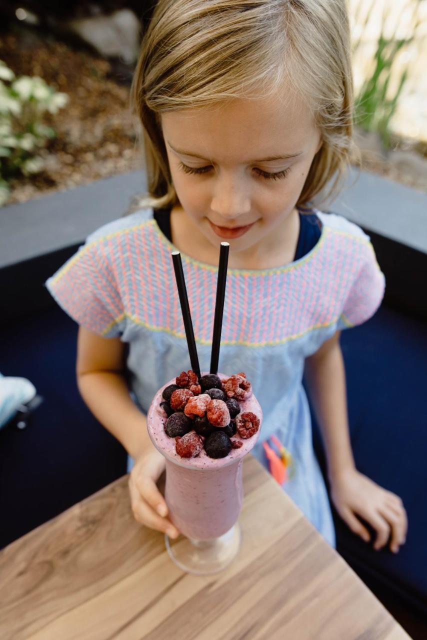Rumba Beach Resort Caloundra Zewnętrze zdjęcie A girl with a smoothie